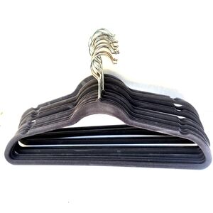 🔴 SOLD 🔴13 Nonslip Velvet Hangers,